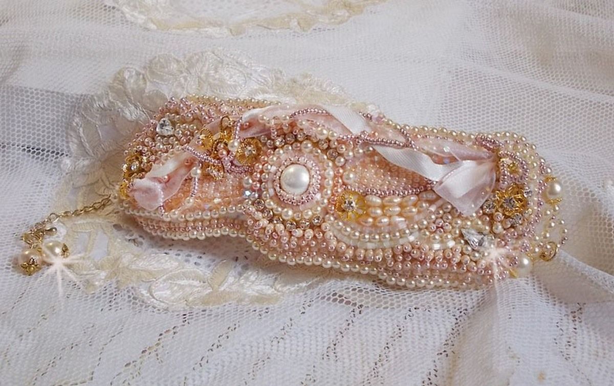 Ris pulver mansjett armbånd brodert med ferskvannskulturperler, perler, frøperler og Swarovski-krystaller