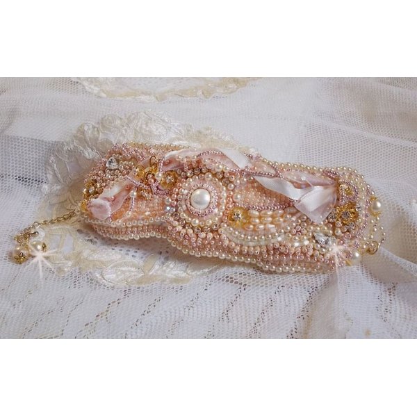 Ris pulver mansjett armbånd brodert med ferskvannskulturperler, perler, frøperler og Swarovski-krystaller
