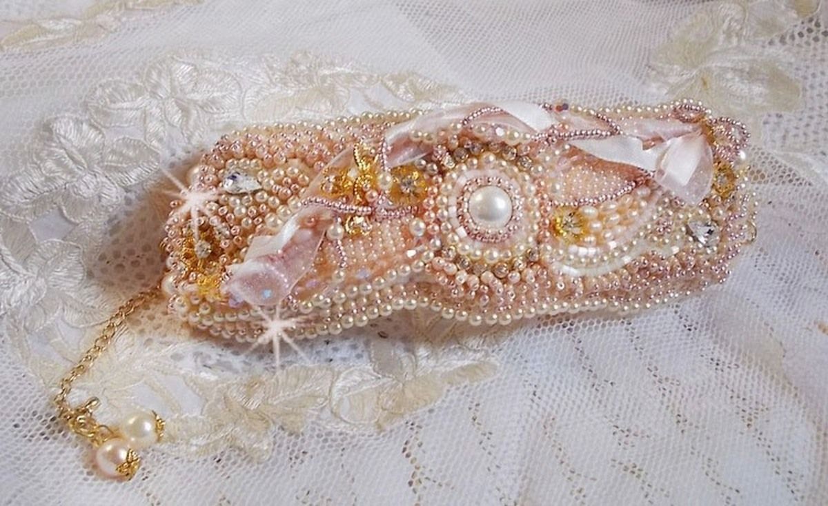 Ris pulver mansjett armbånd brodert med ferskvannskulturperler, perler, frøperler og Swarovski-krystaller