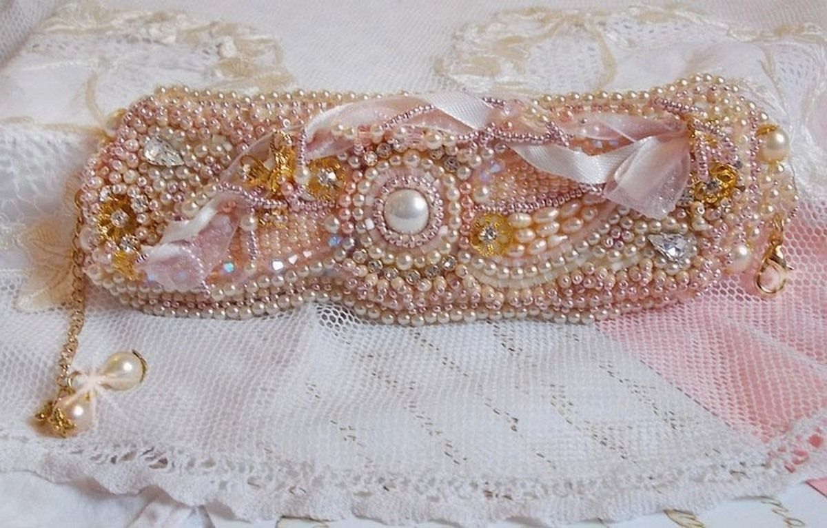 Ris pulver mansjett armbånd brodert med ferskvannskulturperler, perler, frøperler og Swarovski-krystaller
