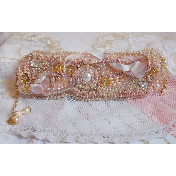 Ris pulver mansjett armbånd brodert med ferskvannskulturperler, perler, frøperler og Swarovski-krystaller