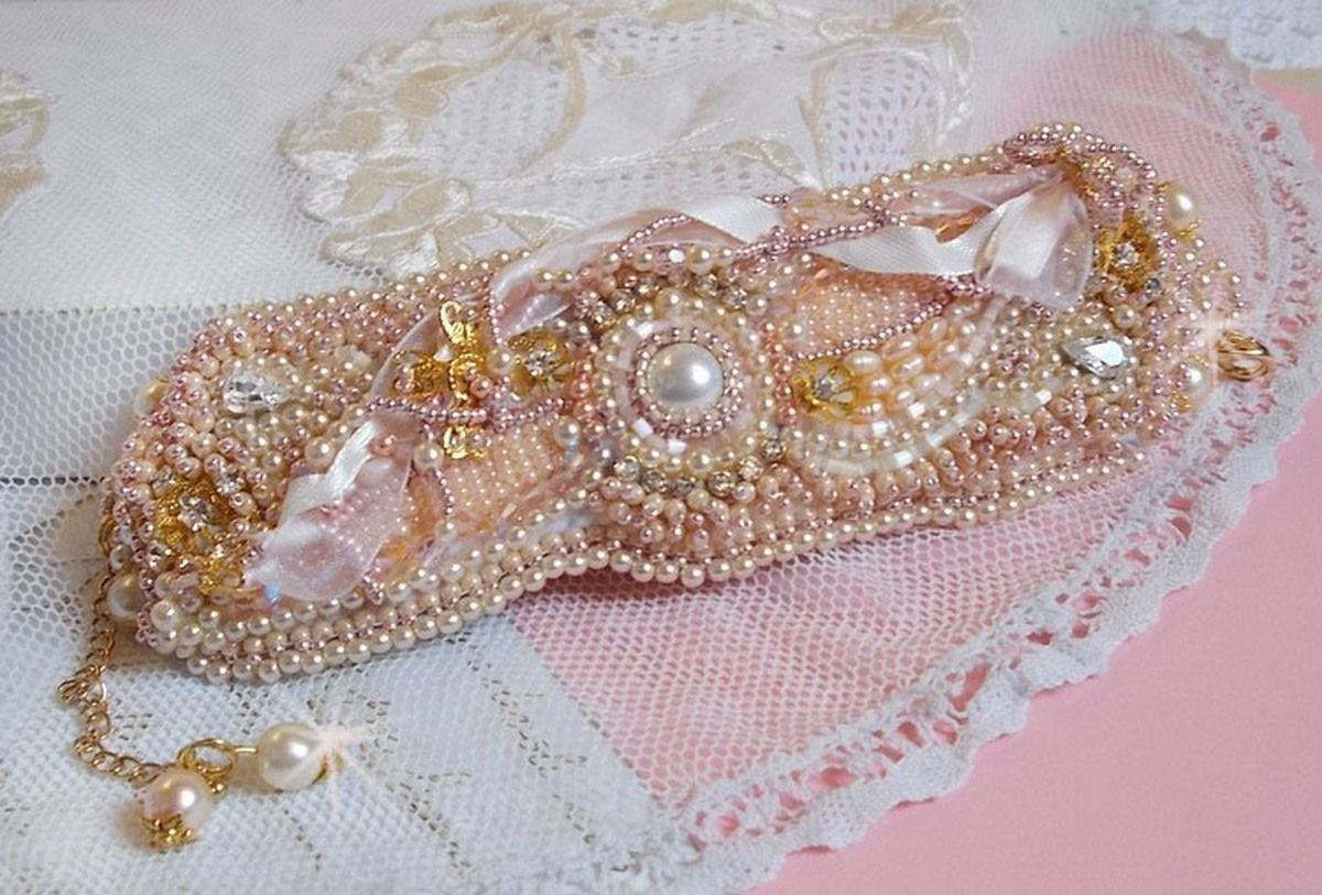 Ris pulver mansjett armbånd brodert med ferskvannskulturperler, perler, frøperler og Swarovski-krystaller