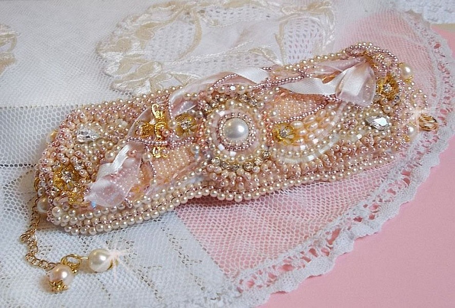 Ris pulver mansjett armb&aring;nd brodert med ferskvannskulturperler, perler, fr&oslash;perler og Swarovski-krystaller