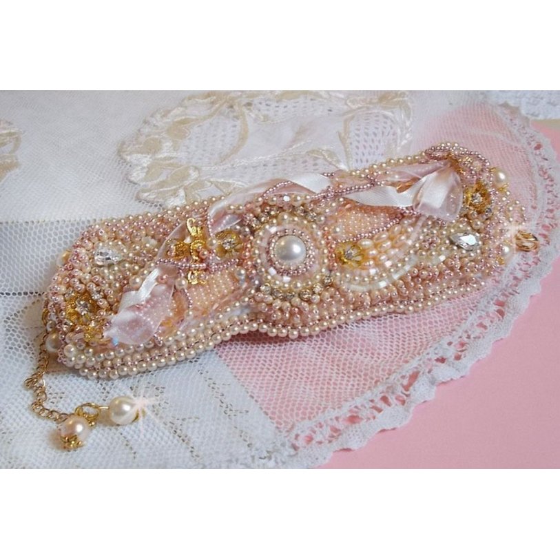 Ris pulver mansjett armbånd brodert med ferskvannskulturperler, perler, frøperler og Swarovski-krystaller