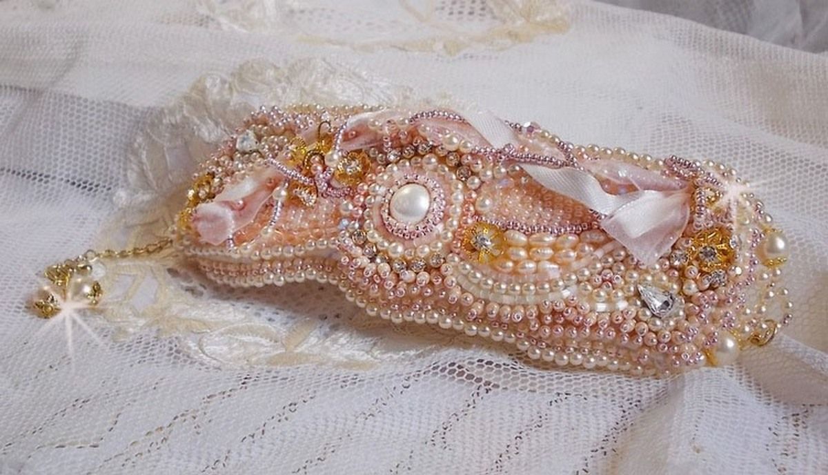Ris pulver mansjett armbånd brodert med ferskvannskulturperler, perler, frøperler og Swarovski-krystaller