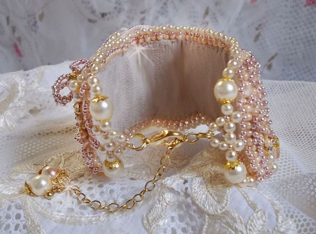 Ris pulver mansjett armbånd brodert med ferskvannskulturperler, perler, frøperler og Swarovski-krystaller