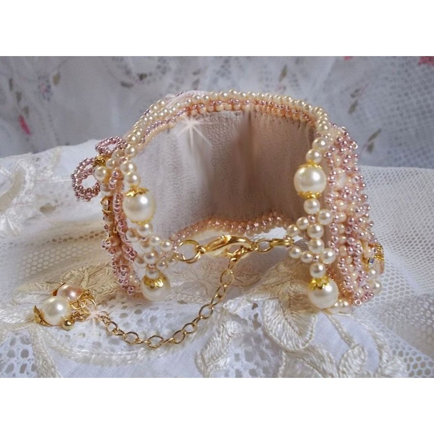 Ris pulver mansjett armbånd brodert med ferskvannskulturperler, perler, frøperler og Swarovski-krystaller
