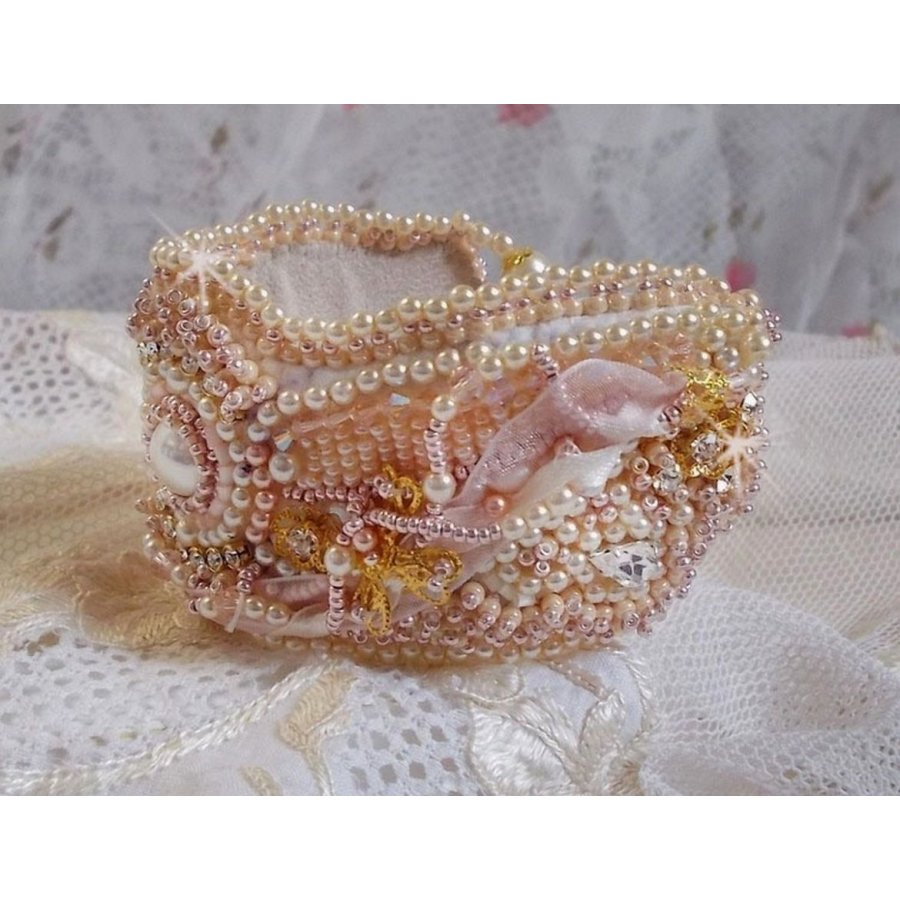 Ris pulver mansjett armbånd brodert med ferskvannskulturperler, perler, frøperler og Swarovski-krystaller