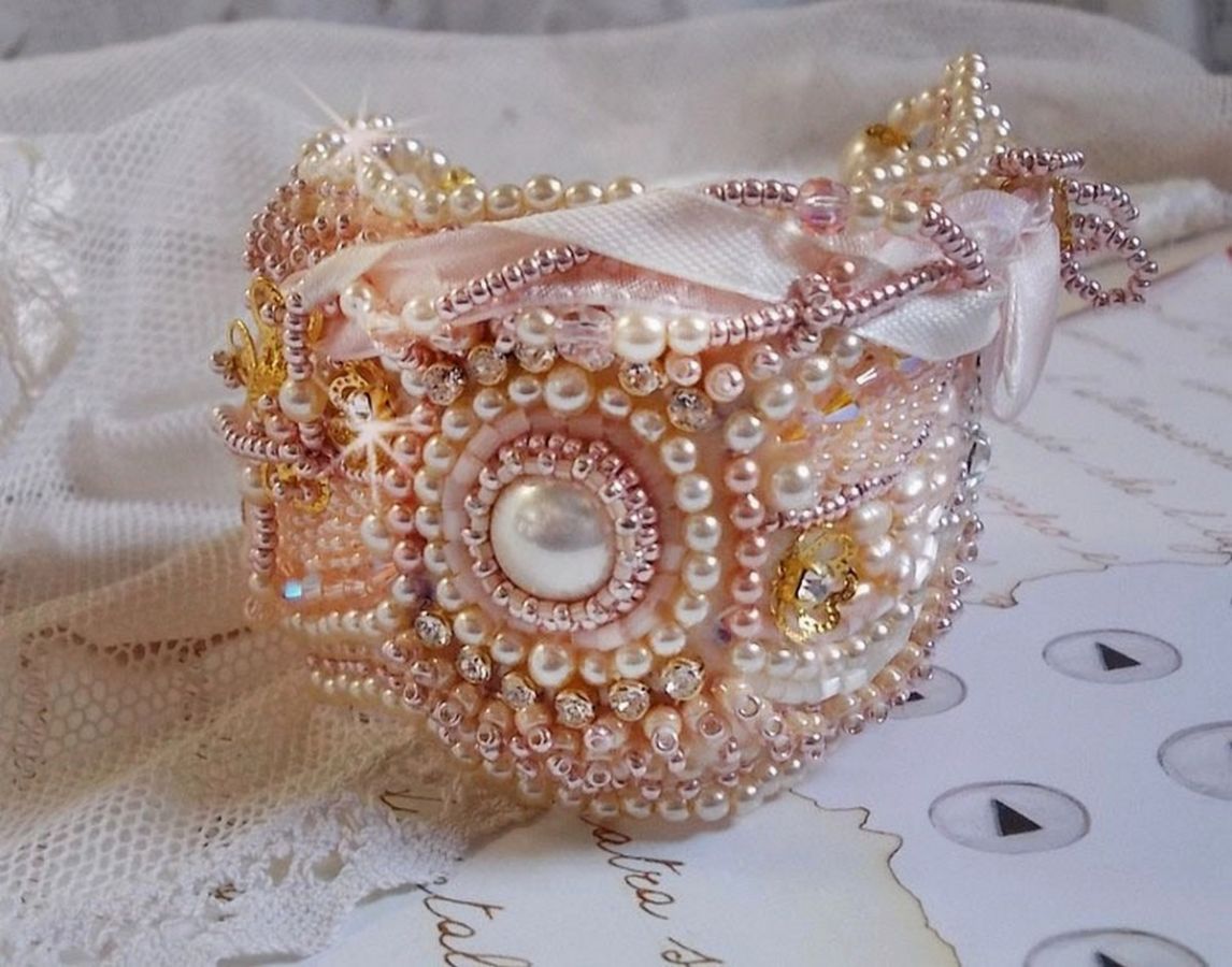 Ris pulver mansjett armbånd brodert med ferskvannskulturperler, perler, frøperler og Swarovski-krystaller