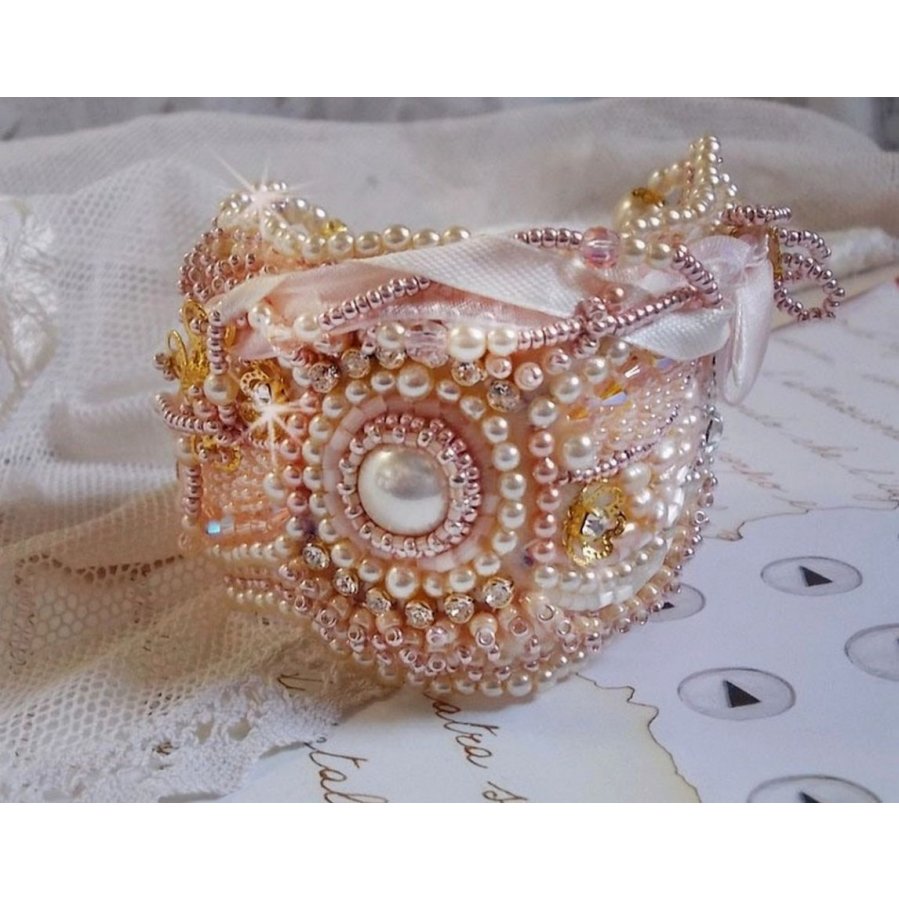 Ris pulver mansjett armbånd brodert med ferskvannskulturperler, perler, frøperler og Swarovski-krystaller