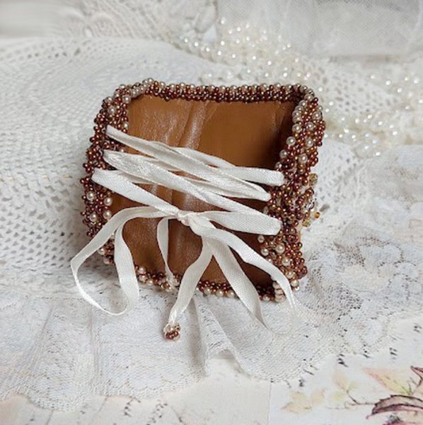 Reflets de Rosée mansjettarmbånd brodert med perler, Swarovski-krystaller, frøperler og antikke blonder