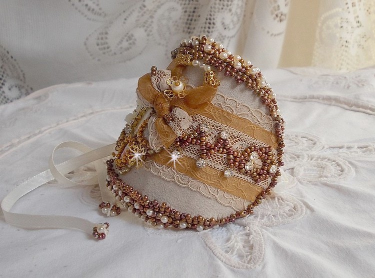 Reflets de Rosée mansjettarmbånd brodert med perler, Swarovski-krystaller, frøperler og antikke blonder