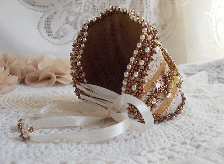 Reflets de Rosée mansjettarmbånd brodert med perler, Swarovski-krystaller, frøperler og antikke blonder