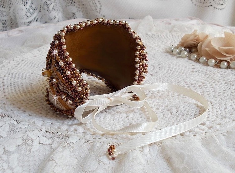 Reflets de Rosée mansjettarmbånd brodert med perler, Swarovski-krystaller, frøperler og antikke blonder