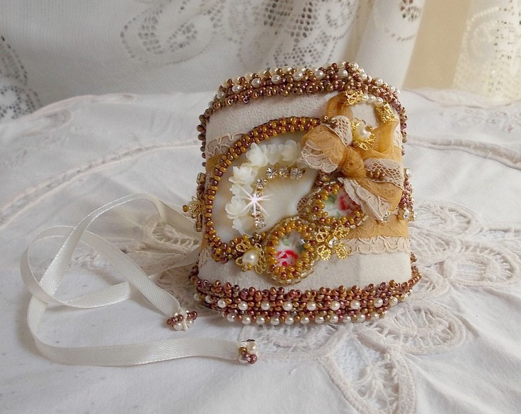 Reflets de Rosée mansjettarmbånd brodert med perler, Swarovski-krystaller, frøperler og antikke blonder