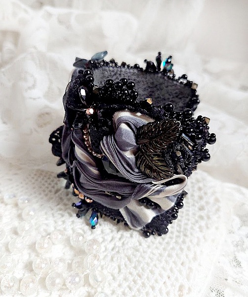 Bracelet Souvenir de Bal manchette brod&eacute; avec perles verres, ruban soie, dentelle, fleurs, argent 925 et Perles Cristal 