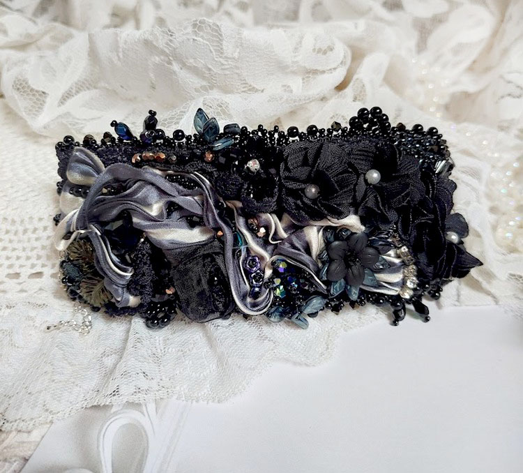 Bracelet Souvenir de Bal manchette brod&eacute; avec perles verres, ruban soie, dentelle, fleurs, argent 925 et Perles Cristal 