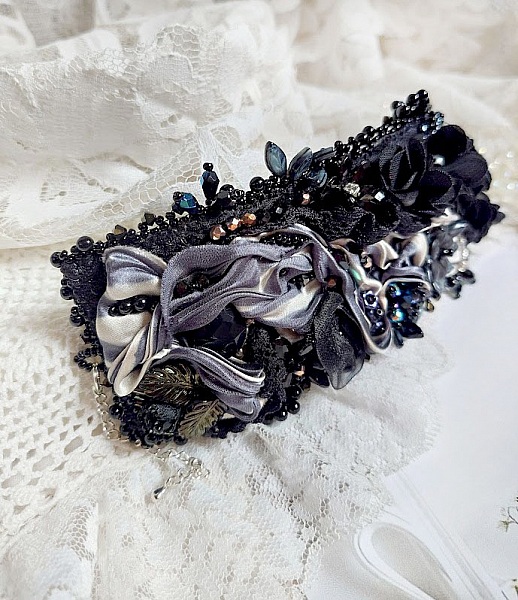 Bracelet Souvenir de Bal manchette brod&eacute; avec perles verres, ruban soie, dentelle, fleurs, argent 925 et Perles Cristal 