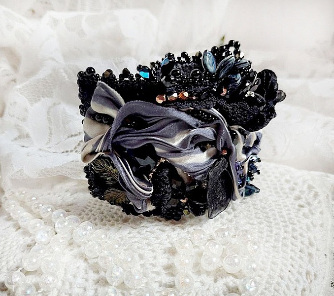 Bracelet Souvenir de Bal manchette brod&eacute; avec perles verres, ruban soie, dentelle, fleurs, argent 925 et Perles Cristal 