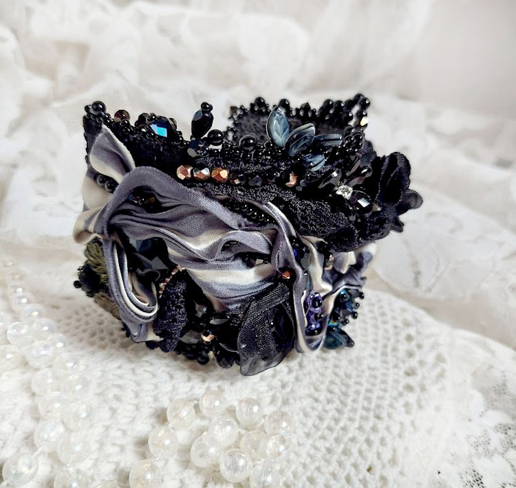 Bracelet Souvenir de Bal manchette brod&eacute; avec perles verres, ruban soie, dentelle, fleurs, argent 925 et Perles Cristal 