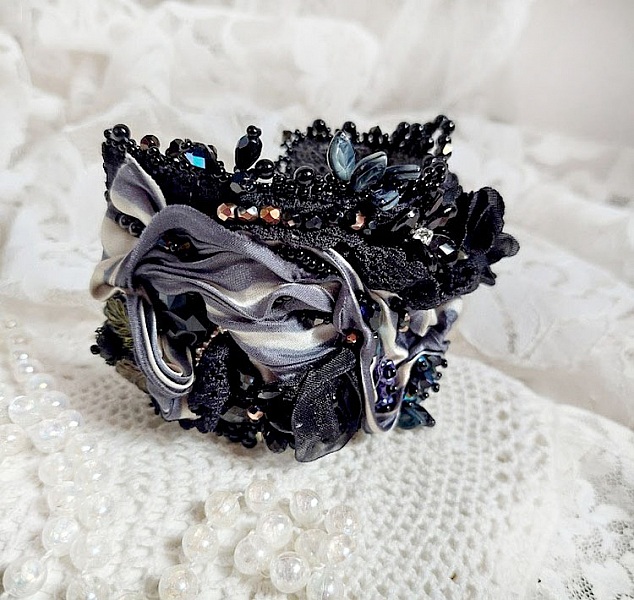 Bracelet Souvenir de Bal manchette brod&eacute; avec perles verres, ruban soie, dentelle, fleurs, argent 925 et Perles Cristal 