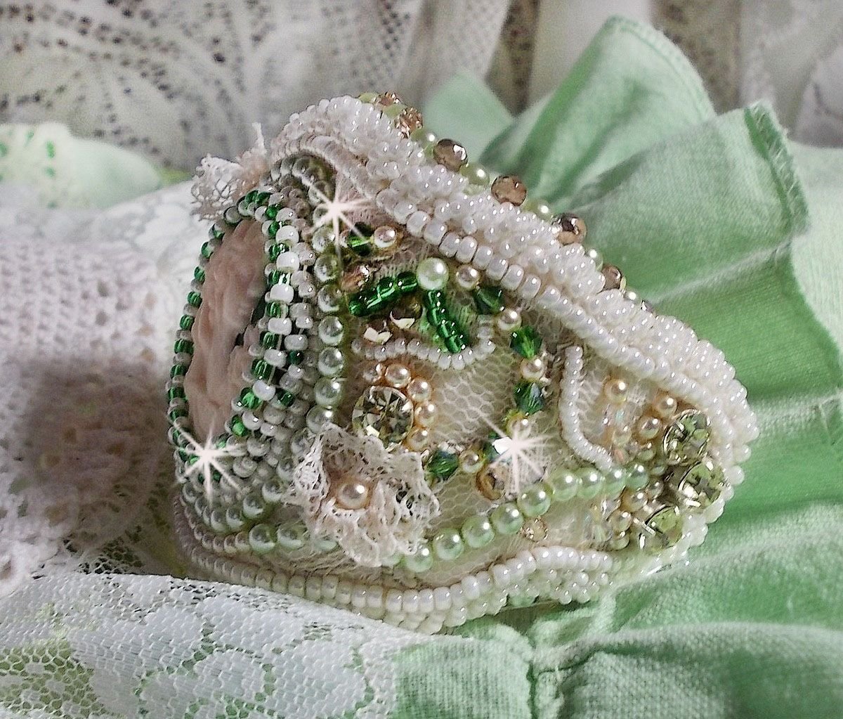 Forføringsarmbånd med blonder, viktoriansk harpiks cabochon, fasetter og frøperler