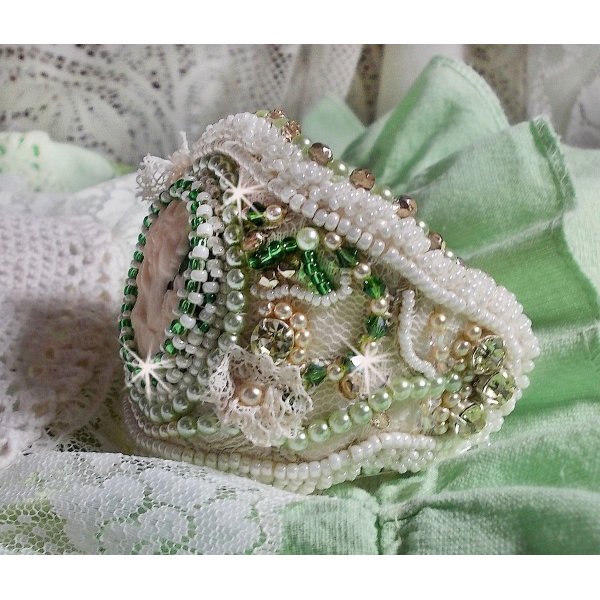 Forf&oslash;ringsarmb&aring;nd med blonder, viktoriansk harpiks cabochon, fasetter og fr&oslash;perler