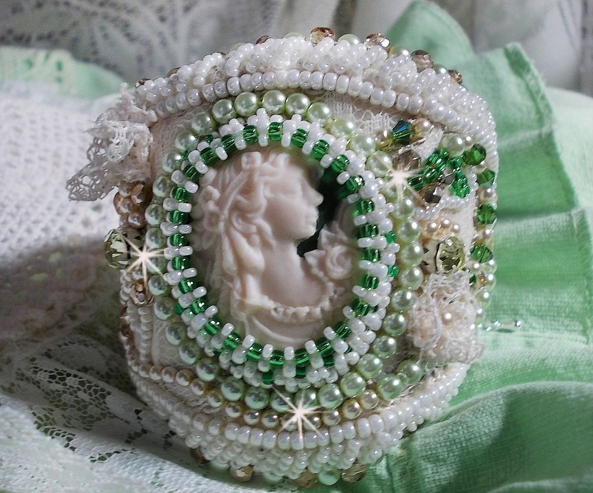 Forføringsarmbånd med blonder, viktoriansk harpiks cabochon, fasetter og frøperler