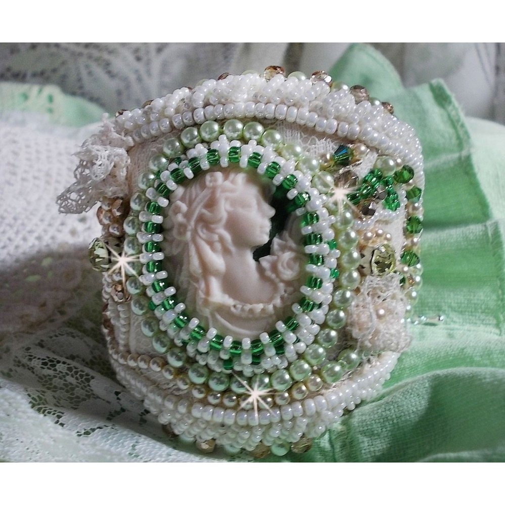 Forføringsarmbånd med blonder, viktoriansk harpiks cabochon, fasetter og frøperler
