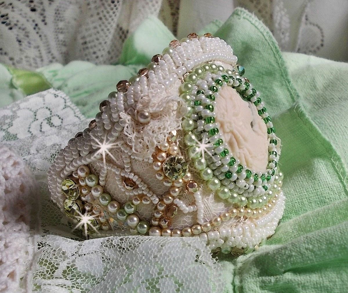 Forføringsarmbånd med blonder, viktoriansk harpiks cabochon, fasetter og frøperler