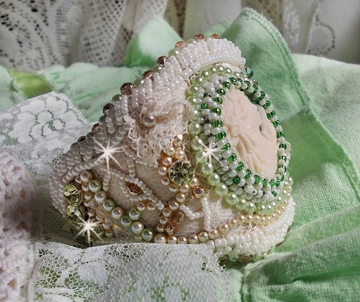 Forføringsarmbånd med blonder, viktoriansk harpiks cabochon, fasetter og frøperler