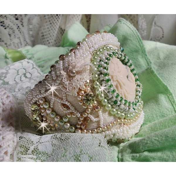 Forf&oslash;ringsarmb&aring;nd med blonder, viktoriansk harpiks cabochon, fasetter og fr&oslash;perler