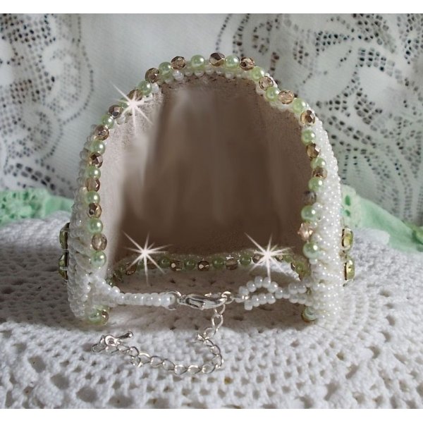 Forf&oslash;ringsarmb&aring;nd med blonder, viktoriansk harpiks cabochon, fasetter og fr&oslash;perler