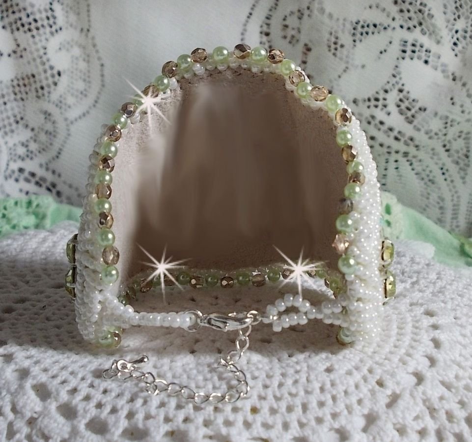Forføringsarmbånd med blonder, viktoriansk harpiks cabochon, fasetter og frøperler