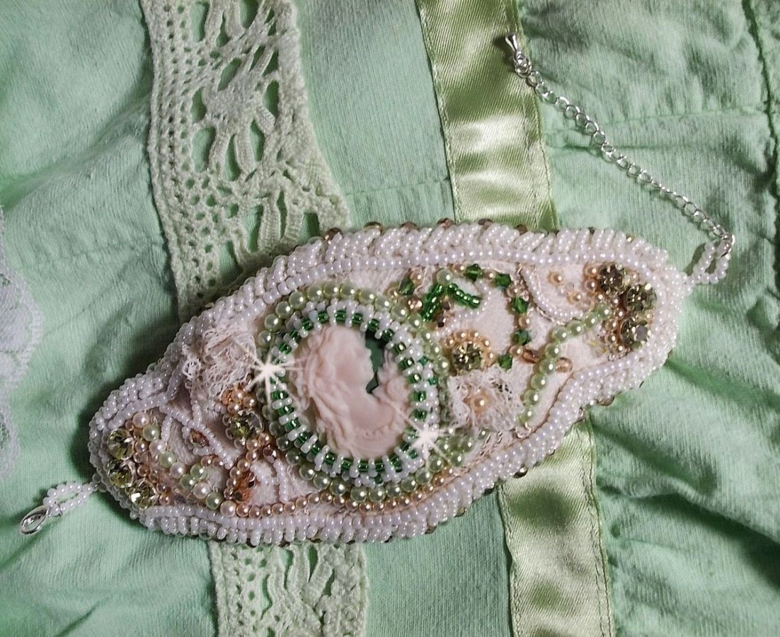 Forføringsarmbånd med blonder, viktoriansk harpiks cabochon, fasetter og frøperler