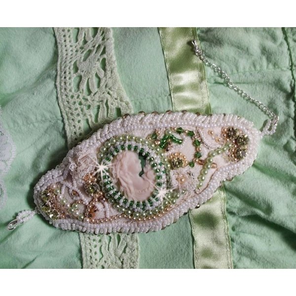 Forf&oslash;ringsarmb&aring;nd med blonder, viktoriansk harpiks cabochon, fasetter og fr&oslash;perler