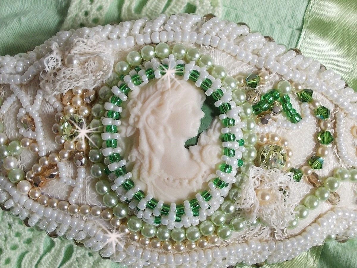 Forføringsarmbånd med blonder, viktoriansk harpiks cabochon, fasetter og frøperler
