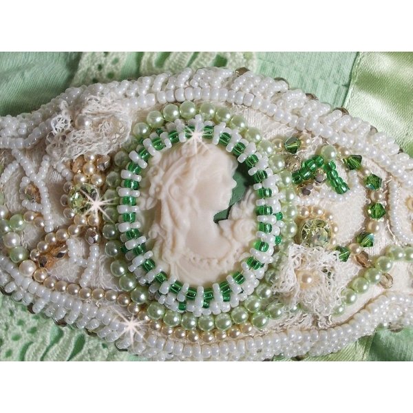 Forf&oslash;ringsarmb&aring;nd med blonder, viktoriansk harpiks cabochon, fasetter og fr&oslash;perler