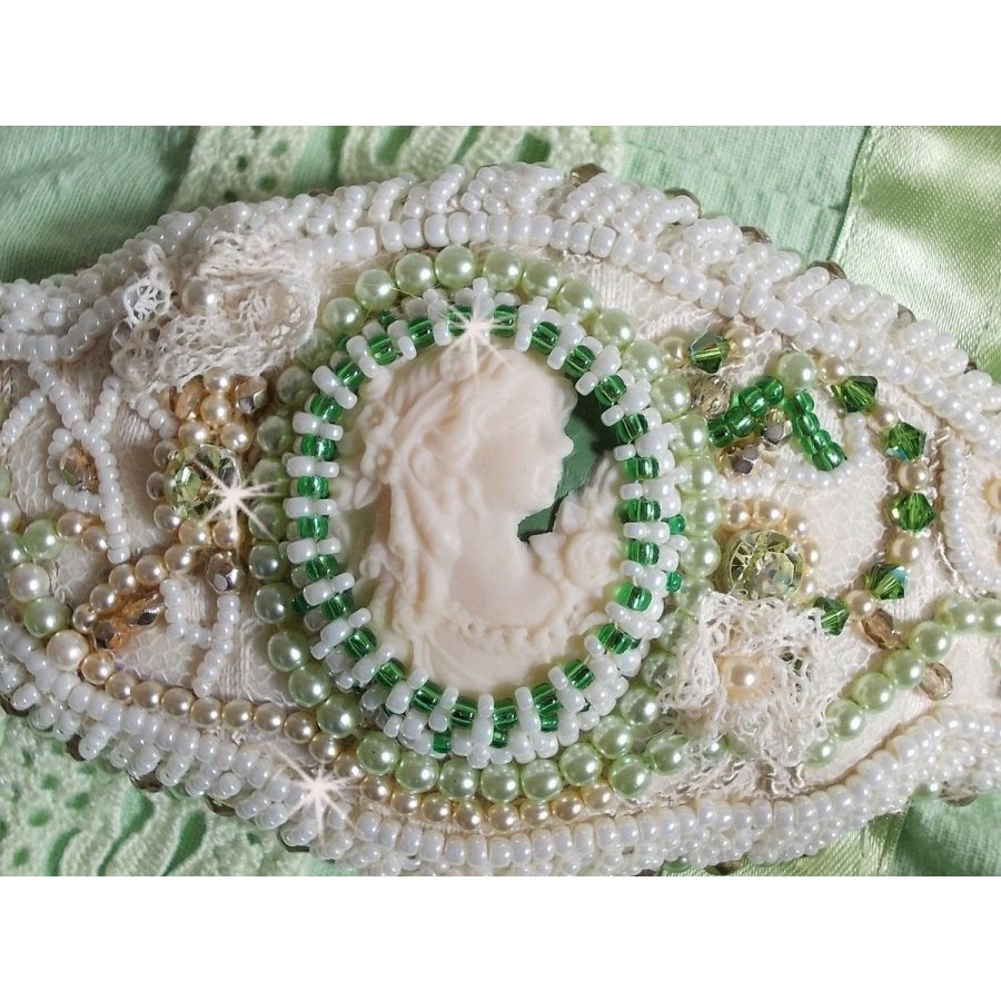 Forføringsarmbånd med blonder, viktoriansk harpiks cabochon, fasetter og frøperler