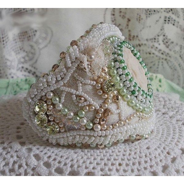 Forf&oslash;ringsarmb&aring;nd med blonder, viktoriansk harpiks cabochon, fasetter og fr&oslash;perler