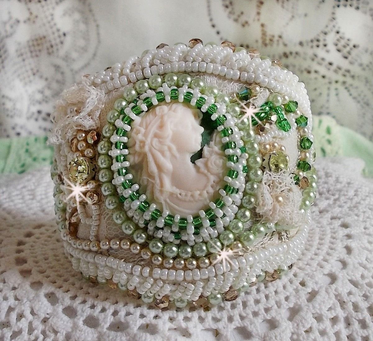 Forføringsarmbånd med blonder, viktoriansk harpiks cabochon, fasetter og frøperler