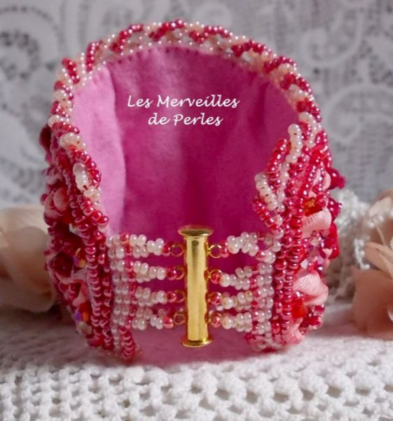 Coralie mansjettarmb&aring;nd brodert med r&oslash;d korall, lys rosa og fr&oslash;perler