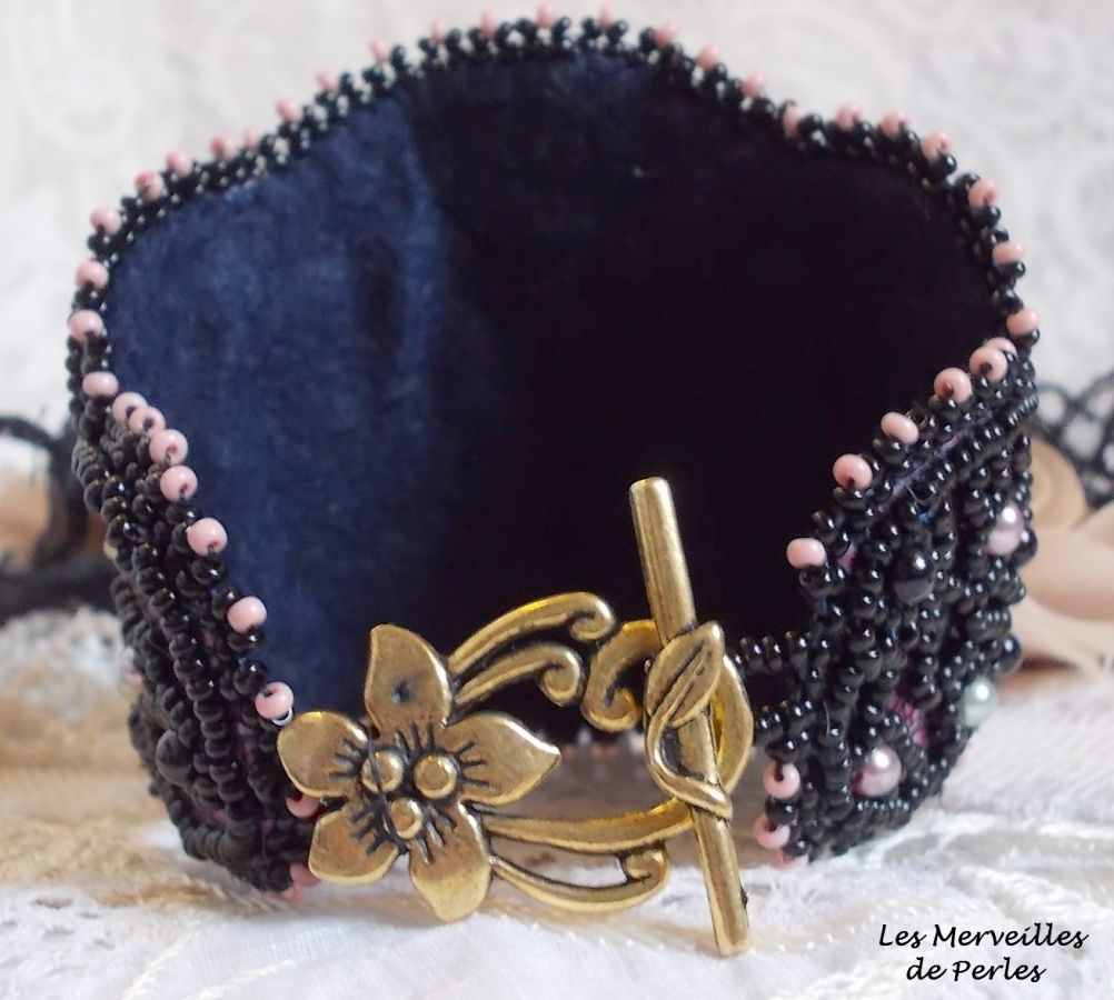 Marquise mansjettarmbånd brodert med Swarovski-krystaller, antikke svarte blonder fra 1950, ferskvannsperler og frøperler