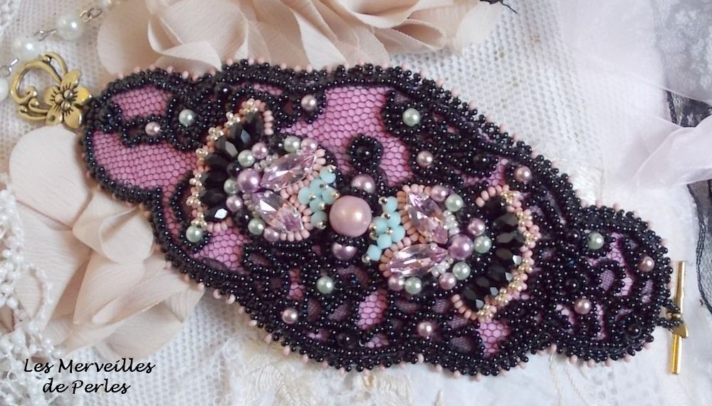 Marquise mansjettarmbånd brodert med Swarovski-krystaller, antikke svarte blonder fra 1950, ferskvannsperler og frøperler