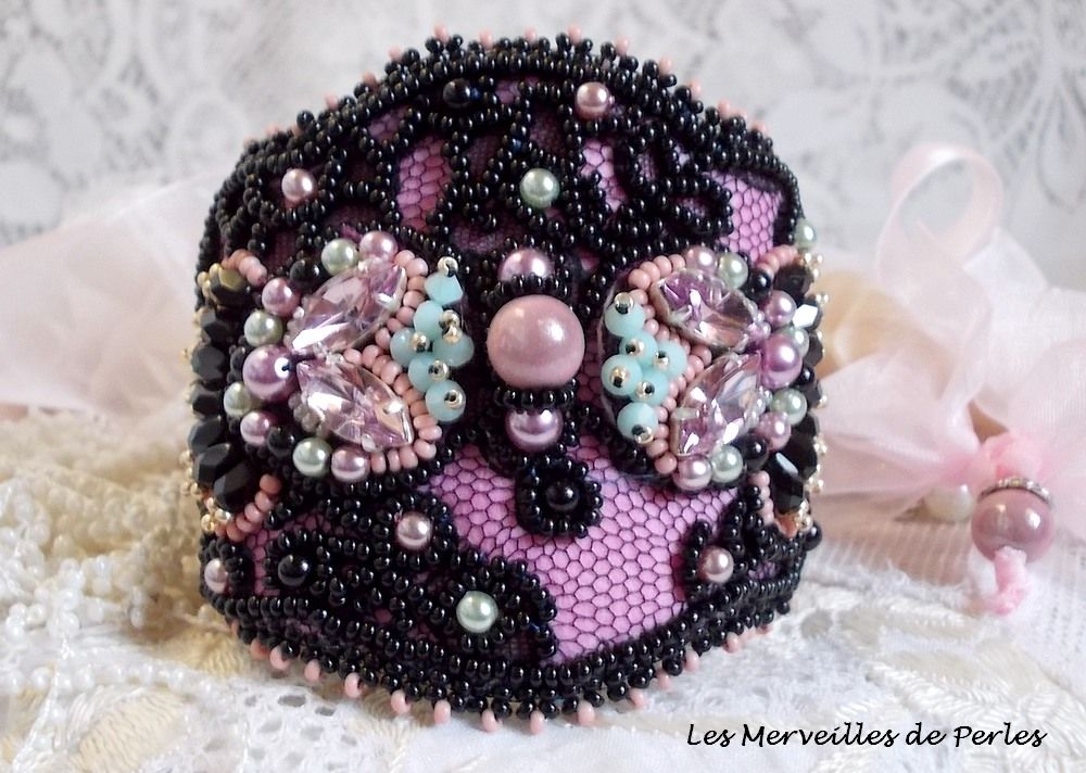 Marquise mansjettarmbånd brodert med Swarovski-krystaller, antikke svarte blonder fra 1950, ferskvannsperler og frøperler