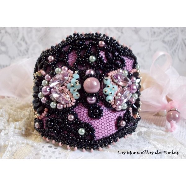 Marquise mansjettarmbånd brodert med Swarovski-krystaller, antikke svarte blonder fra 1950, ferskvannsperler og frøperler
