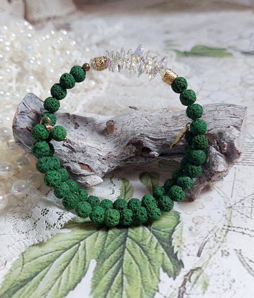 Bracelet Couronne Emeraude avec pierres de lave teint&eacute;e, perles cristal Swarovski et breloque arbre de vie m&eacute;tal