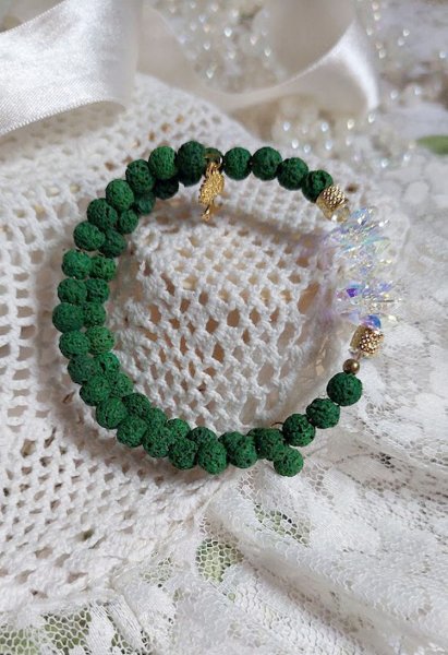 Bracelet Couronne Emeraude avec pierres de lave teint&eacute;e, perles cristal Swarovski et breloque arbre de vie m&eacute;tal