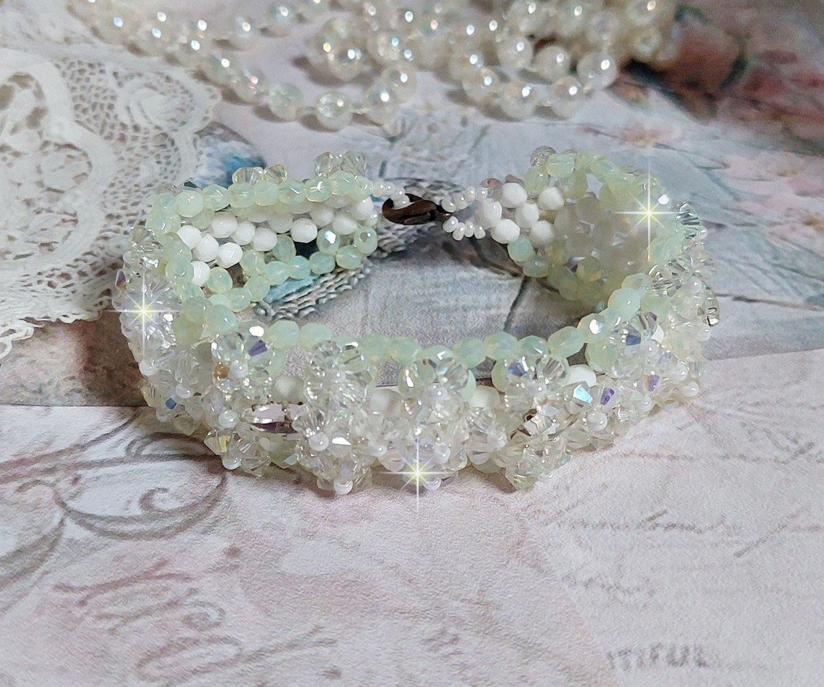 Venus armbånd med Swarovski krystallspinnere og ugjennomsiktige hvite bohemske glassfasetter