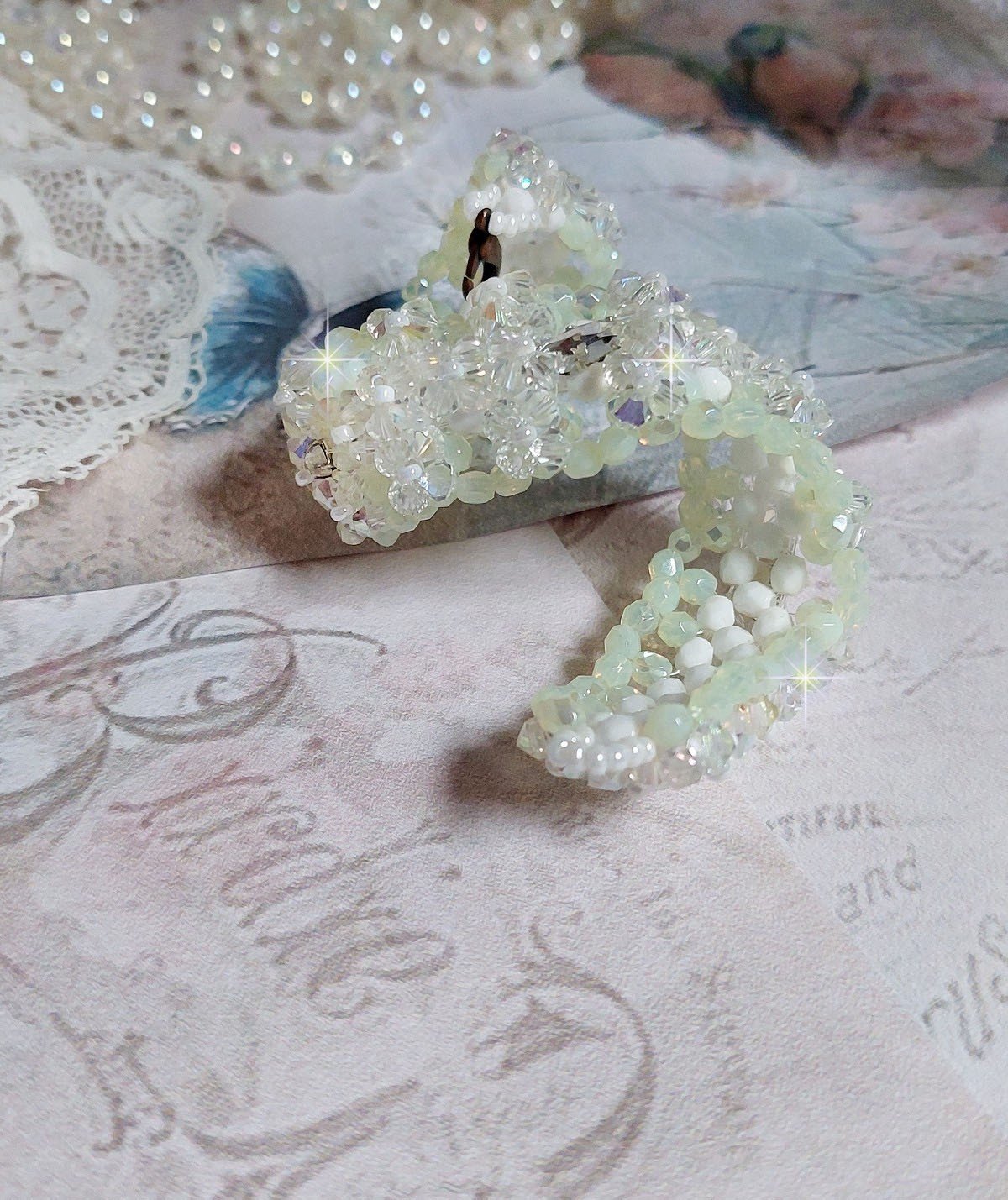 Venus armbånd med Swarovski krystallspinnere og ugjennomsiktige hvite bohemske glassfasetter